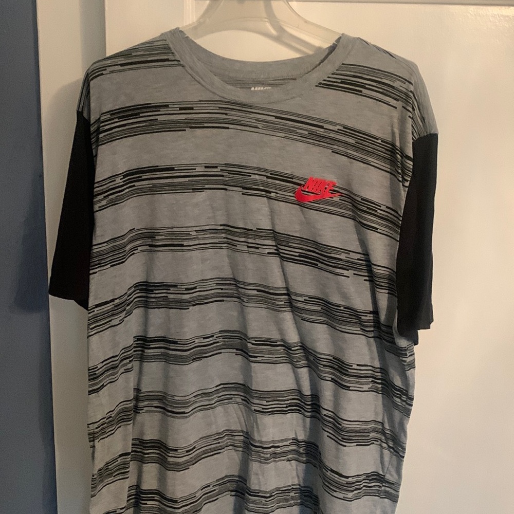 Nike casual T. Would work perfectly with some original Jordans.
